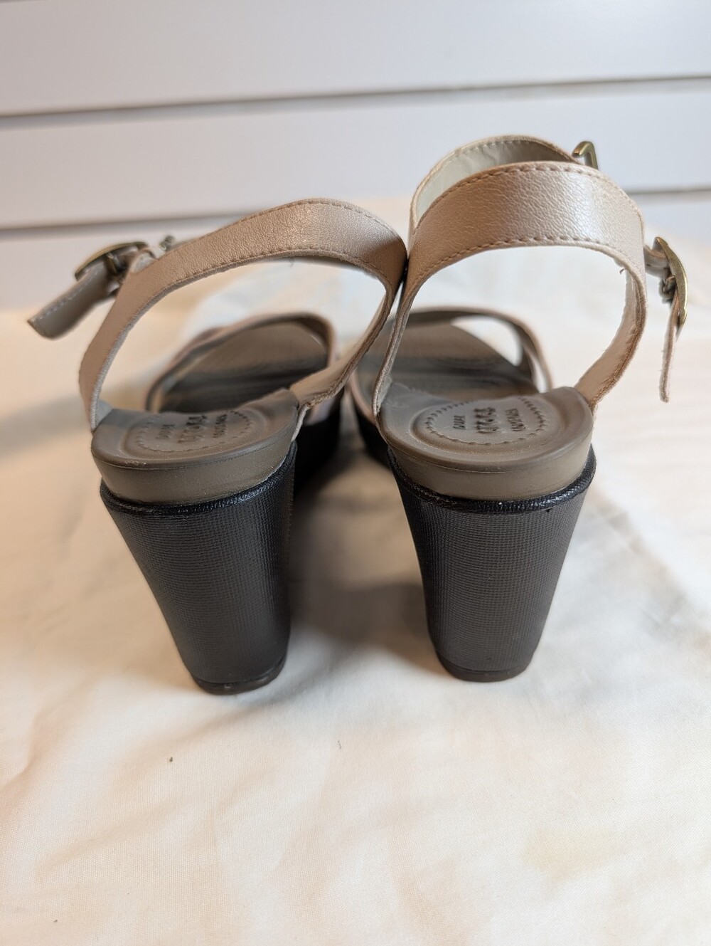 NWOT Crocs Leigh II Cross Strap Wedge Sandals W8 Taupe Canvas Comfort - Picture 7 of 8